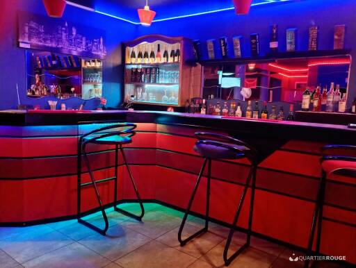 Kiss bar (Photo)