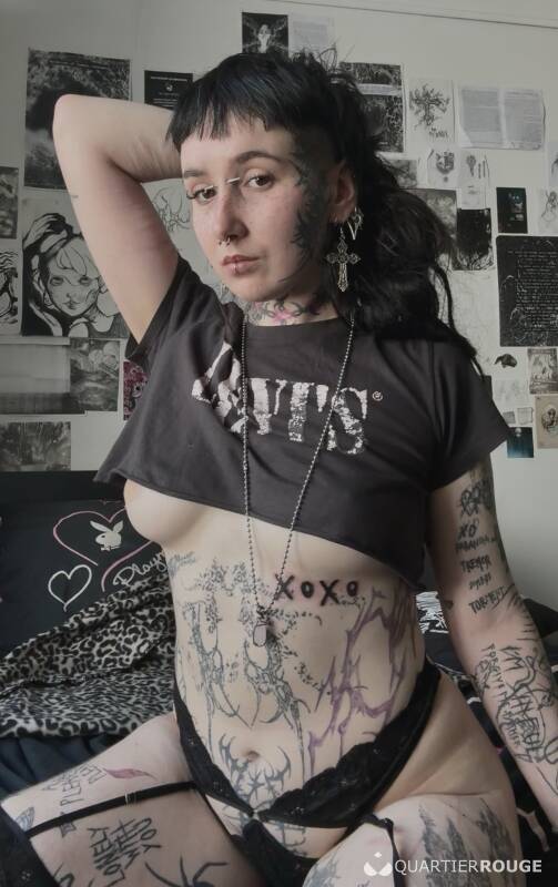 Mae (Photo)