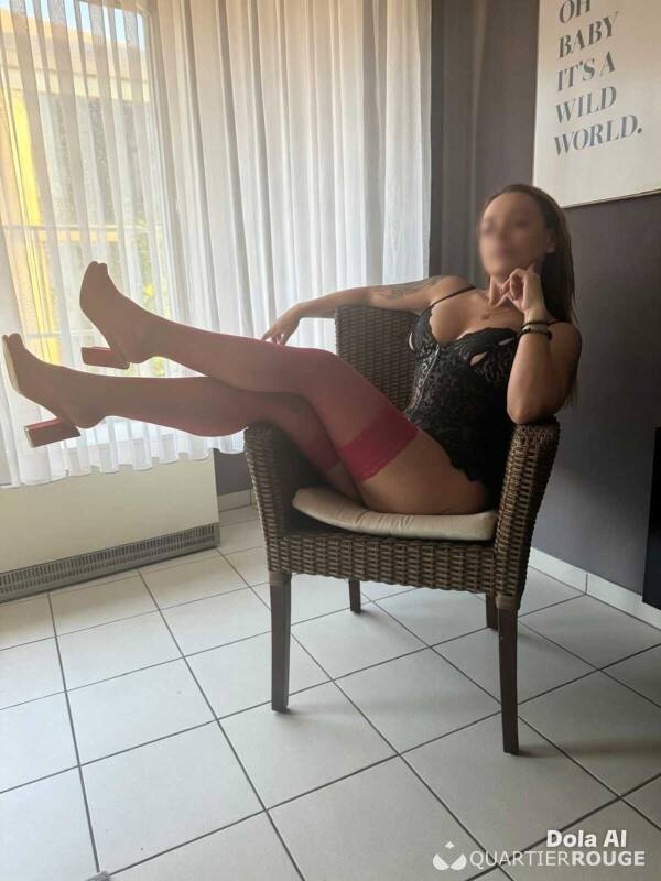 JULIA HORNY (Photo)
