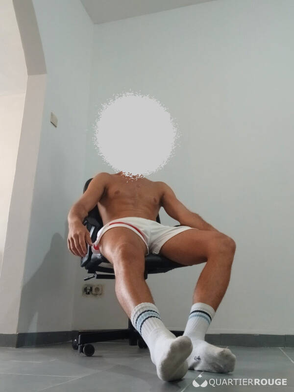 Strong athletic man (Photo)