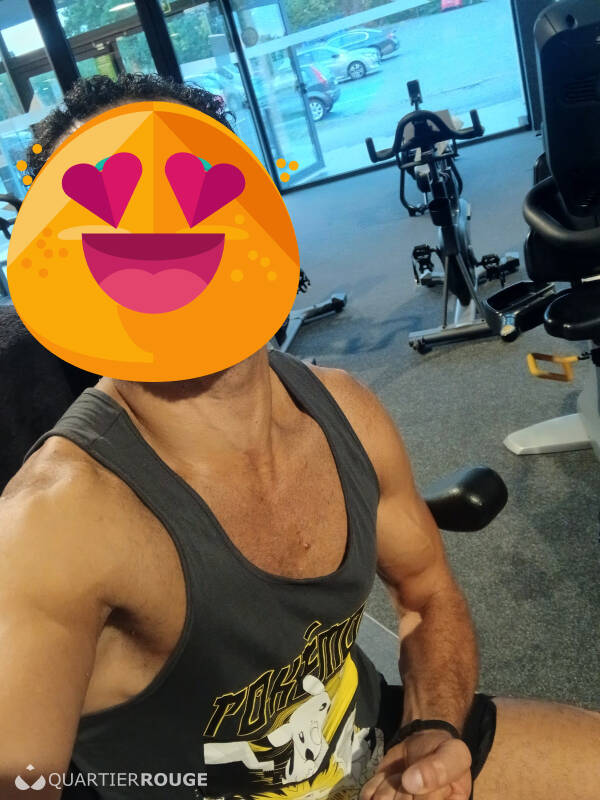 Strong athletic man (Photo)