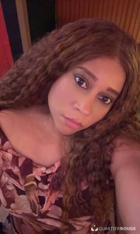EMELY HOT (Photo)